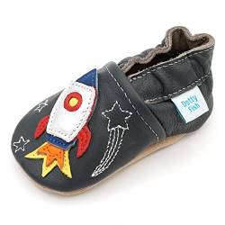 Dotty Fish Weiche Baby Kinder Lederschuhe mit weichen Wildledersohlen. Krabbelschuhe. Jungen. Dunkelgrau mit Raketenmotiv. 0-6 Monate (17 EU) von Dotty Fish