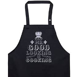 EXPRESS-STICKEREI Lustige Kochschürze für Männer: MR GOOD LOOKING IS COOKING - verstellbare Schürze für Herren/Ehemann Grillschürze Grill-Meister - bestickte Küchenschürze - Geschenk Meisterkoch von EXPRESS-STICKEREI