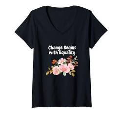 Damen Veränderung beginnt mit Gleichstellung der Chancengleichheit von Frauen T-Shirt mit V-Ausschnitt von Empower Women Equality Advocacy Gifts and Apparel