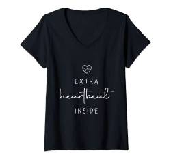 Damen Extra Herzschlag in der Schwangerschaft Baby Ankündigung Mama T-Shirt mit V-Ausschnitt von Extra Heartbeat Inside Pregnancy Baby Announcement