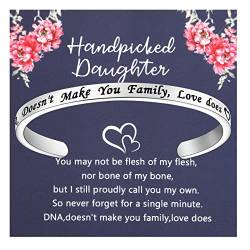 FEELMEM Adoptions-Armband, handverlesen, Geschenk für Tochter, DNA Doesn't Make You Family Love Does Cuff, Armreif, Stiefkind, Schmuck, Bonus, Tochter, Geschenk von FEELMEM