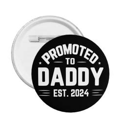 1 Stück „Promoted-To-Daddy Est 2024“-Button-Pins. Anstecknadel zum ersten Mal als Papa. Geschenk für neue Väter für Männer. Geschenk für neue Eltern für Paare. Runder Anstecker für Kleiderbeutel. von FJQWKLF