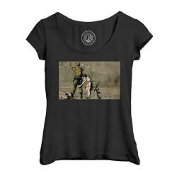 Rundhals-T-Shirt aus Bio-Baumwolle für Damen Banksy Mädchen Soldat Suche Waffe von Fabulous