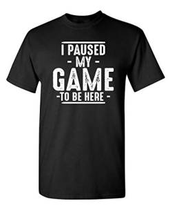 I Paused My Game to Be Here Video Gamer Herren Retro Grafik Lustiges T-Shirt, Schwarz, Klein von Feelin Good Tees