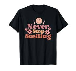 Never Stop Smiling - Motivierend und inspirierend T-Shirt von From Dyzamora