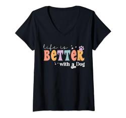 Damen Retro Hunde Mama | Das Leben ist besser mit einem Hund T-Shirt mit V-Ausschnitt von FunShirtDealer