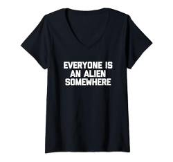 Everyone Is An Alien Somewhere - Lustiger Spruch Sarkastisch Cool T-Shirt mit V-Ausschnitt von Funny Gifts & Funny Designs