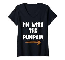 Damen Ich bin mit dem Kürbis Lustiger Spitzname für Freundin und Freund T-Shirt mit V-Ausschnitt von Funny Matching Halloween Thanksgiving Gift Ideas