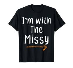 Ich bin bei Missy Lustiger Spitzname für Paare, Freunde, Erwachsene T-Shirt von Funny Matching Halloween Thanksgiving Gift Ideas