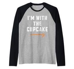 Ich bin mit dem Cupcake Cooler Spitzname für Freundin und Freund Raglan von Funny Matching Halloween Thanksgiving Gift Ideas