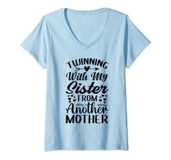 Damen Twinning With My Sister From Another Mother - Step-Sister T-Shirt mit V-Ausschnitt von Funny Quotes - Fun Sayings - Memes And Jokes
