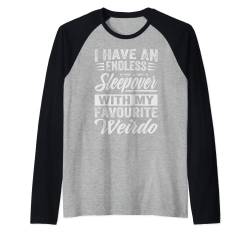 I Have An Endless Sleepover With My Favourite Weirdo Raglan von Funny Quotes - Fun Sayings - Memes And Jokes