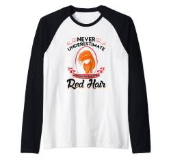 Never Underestimate Red Hair Lustiges Redhead T-Shirt Raglan von Funny Redhead Designs