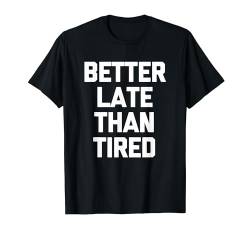 Better Late Than Tired T-Shirt Lustiger Spruch sarkastisch cool T-Shirt von Funny Shirt With Saying & Funny T-Shirts