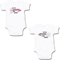 G-graphics Kurzarmbody Ich bin unschuldig! – Sie wars & Sie wars (Zwillingsset / Twinset, 2-tlg., Baby-Body-Set) für Zwillinge / Twins mit Sprüchen von G-graphics