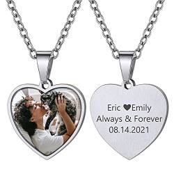 GOLDCHIC JEWELRY Edelstahl Herzfömig Anhänger mit Personalisierte Foto Gravur Damen Anhänger mit Wunsche Fotogravur und Textgravur räumlich Fotoketten mit Glasschicht 50cm + 5cm von GOLDCHIC JEWELRY