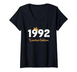 Damen 32. Geburtstag Mann Frau 32 Jahre 1992 Deko Lustig Geschenk T-Shirt mit V-Ausschnitt von Geburtstagsgeschenk Damen Herren 1992 Geschenkidee