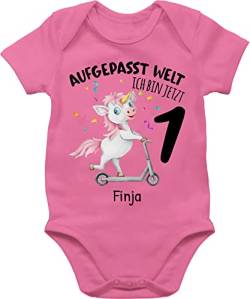 Baby Body Junge Mädchen - 1. Geburtstag - Aufgepasst Welt - Ich bin jetzt 1 - Geburtstagsoutfit Einhorn Ich bin 1 Geschenk 1 Jahr Erste Ersten Geschenkideen Namen - 12/18 Monate - Pink - strampler von Geschenk mit Namen personalisiert by Shirtracer