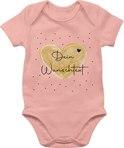 Baby Body Junge Mädchen - Aufdruck selbst gestalten - Dein Wunschtext - 1/3 Monate - Babyrosa - personalisiertes baby-geschenk name heart strampler überraschung schwangerschaft babybody text von Geschenk mit Namen personalisiert by Shirtracer