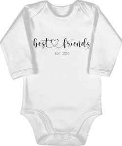 Baby Body langarm Mädchen Junge - Freund - Best Friends est - Jahreszahl Beste Freunde - BFF Freundschaft Best Friend Geschenk Beste Freundin - 3/6 Monate - Weiß - besties von Geschenk mit Namen personalisiert by Shirtracer