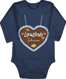 Baby Body langarm Mädchen Junge - Kompatibel Oktoberfest - Lausbub - Lebkuchenherz und Dein Name - 3/6 Monate - Navy Blau - wunschtext babykleidung volksfest bodys bayrisch babystrampler von Geschenk mit Namen personalisiert by Shirtracer