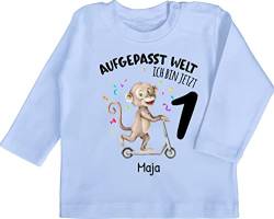 Baby Langarmshirt - 1. Geburtstag - Aufgepasst Welt - Ich Bin jetzt 1 - AFFE mit Name zum Ersten - 12/18 Monate - Babyblau - one Birthday Outfit einjährigen ehretag mädchen 1jahriger von Geschenk mit Namen personalisiert by Shirtracer