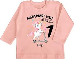 Baby Langarmshirt - 1. Geburtstag - Aufgepasst Welt - Ich Bin jetzt 1 - Geburtstagsoutfit Einhorn Ich Bin 1 Geschenk 1 Jahr Erste Ersten Geschenkideen Namen - 12/18 Monate - Babyrosa von Geschenk mit Namen personalisiert by Shirtracer