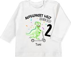 Baby Langarmshirt - 2. Geburtstag - Aufgepasst Welt - Ich Bin jetzt 2 - Dino mit Name zum Zweiten - 18/24 Monate - Weiß - Langarm Jahre Junge Outfit Geschenke Shirts Shirt und Kinder Tshirt Years von Geschenk mit Namen personalisiert by Shirtracer