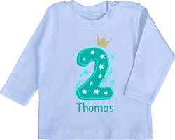 Baby Langarmshirt - 2. Geburtstag - Zahl Zwei mit Krone und Name zum Zweiten - 18/24 Monate - Babyblau - geburtstagsshirt 2 Jahre Geschenke Shirt Langarm t zweijähriger babyshirt Junge Longsleeve von Geschenk mit Namen personalisiert by Shirtracer