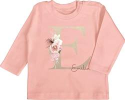 Baby Langarmshirt - Mädchen Bekleidung kreativ und - Anfangsbuchstabe Name - 6/12 Monate - Babyrosa - namenstag personalised gifts weihnachtsgeschenke individuelle geschenke weihnacht von Geschenk mit Namen personalisiert by Shirtracer