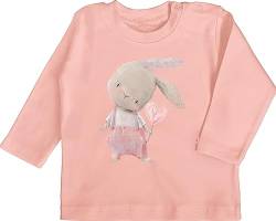 Baby Langarmshirt - Mädchen Hase Rabbit Häschen Langohr Süße Hasen - 3/6 Monate - Babyrosa - Oster Babykleidung Ostern Langarm Name Shirt osterngeschenke Shirts fã¼r Baby-Jungen babygeschenke von Geschenk mit Namen personalisiert by Shirtracer