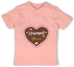 Baby T-Shirt Mädchen Jungen - Kompatibel Oktoberfest - Lausmadl - Lebkuchenherz und Dein Name - Herzen Blümchen - 6/12 Monate - Babyrosa - lebkuchenherzen Shirt bayrisch Bedruckt t Shirts von Geschenk mit Namen personalisiert by Shirtracer