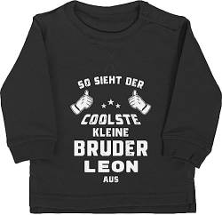 Geschenk mit Namen personalisiert by Shirtracer Baby Pullover Jungen Mädchen - Kleiner Bruder - 18/24 Monate - Schwarz - für kleine Geschenke von Geschenk mit Namen personalisiert by Shirtracer