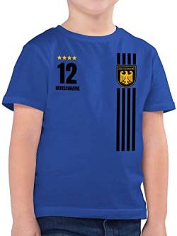 Kinder T-Shirt Jungen - 2024 Fussball EM Fanartikel - Deutschland Germany Trikot Style - 128 (7/8 Jahre) - Royalblau - Junge Tshirt Shirt fußball Shirts Fan 24 fant-Shirt wm t Oberteil Kind Name von Geschenk mit Namen personalisiert by Shirtracer