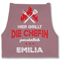 Schürze - Grillschürze Damen - Hier grillt die Chefin persönlich mit Name - Lustig Grillen Frauen - 85x69 - Rosa von Geschenk mit Namen personalisiert by Shirtracer