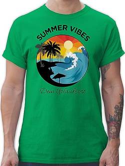 T-Shirt Herren - Must Haves Bedruckt - Summer Vibes - Strand Surf Welle Urlaub - M - Grün - Surfer Shirt Sommerurlaub von Geschenk mit Namen personalisiert by Shirtracer