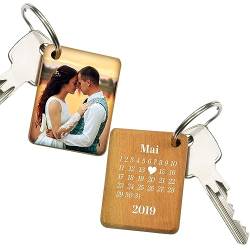 Geschenke 24 Personalisierter Schlüsselanhänger mit Foto aus Holz I Schönster Tag I Fotogeschenk Valentinstag Monatstag Jahrestag Weihnachten von Geschenke 24