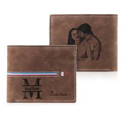 Glimmerday Bifold-Geldbörse aus Leder mit personalisiertem Namen, personalisiertem graviertem Skizzenbild, Perfektes Vatertagsgeschenk für Papa, Mann (Braun01) von Glimmerday