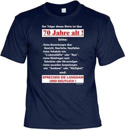 T-Shirt 70.Geburtstag Geschenkset : Der Träger Dieses Shirts ist über 70 .. - Set Goodmann ® + Mini T-Shirt Gratis Gr: L Farbe: Navy-blau von Goodman Design