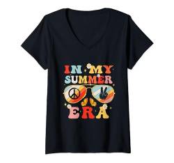 Damen Girl In My Summer Era Last Day of School Groovy Peace Schild T-Shirt mit V-Ausschnitt von Groovy Teacher student Summer Shirts Gifts Party
