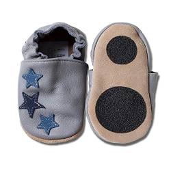 HOBEA-Germany Baby Lauflernschuhe Sterne mit Anti-Rutsch-Pads, Kinder Hausschuhe, Lederschuhe, Design: grau mit blauen Sternchen, Größe 22/23 (18-24 Mon) von HOBEA-Germany