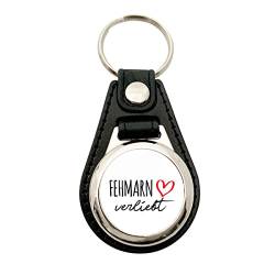 HUURAA Schlüsselanhänger Fehmarn verliebt Anhänger Metall mit Kunstleder mit Namen deiner lieblings Insel Geschenk Idee für Freunde und Familie von HUURAA