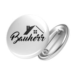 Huuraa Button Bauherr Schriftzug Ansteckbutton 59mm mit Motiv für Hausbesitzer Geschenk Idee für Freunde und Familie von HUURAA