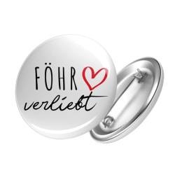 Huuraa Button Föhr verliebt Ansteckbutton 60mm mit Namen deiner lieblings Insel Geschenk Idee für Freunde und Familie von HUURAA