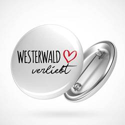 Huuraa Button Westerwald verliebt Ansteckbutton 59mm mit Namen deiner lieblings Region Geschenk Idee für Freunde und Familie von HUURAA