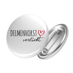 Huuraa Button Delmenhorst verliebt Ansteckbutton Größe 59mm mit Namen deiner Lieblingsstadt in Niedersachsen Geschenk Idee für Freunde und Familie von Huuraa