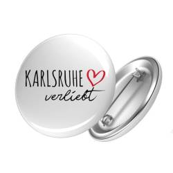 Huuraa Button Karlsruhe verliebt Ansteckbutton Größe 25mm mit Namen deiner Lieblingsstadt in Baden-Württemberg Geschenk Idee für Freunde und Familie von Huuraa