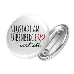 Huuraa Button Neustadt am Rübenberge verliebt Ansteckbutton Größe 25mm mit Namen deiner Lieblingsstadt in Niedersachsen Geschenk Idee für Freunde und Familie von Huuraa
