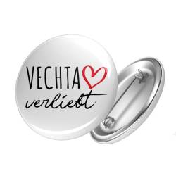 Huuraa Button Vechta verliebt Ansteckbutton Größe 25mm mit Namen deiner Lieblingsstadt in Niedersachsen Geschenk Idee für Freunde und Familie von Huuraa