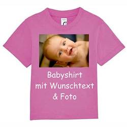 INDIGOS UG - Baby T-Shirt - Babyshirt mit Wunschname & Foto - Wunschtext rosa - 12-18 Monate - individuell - personalisiert - Name von INDIGOS UG